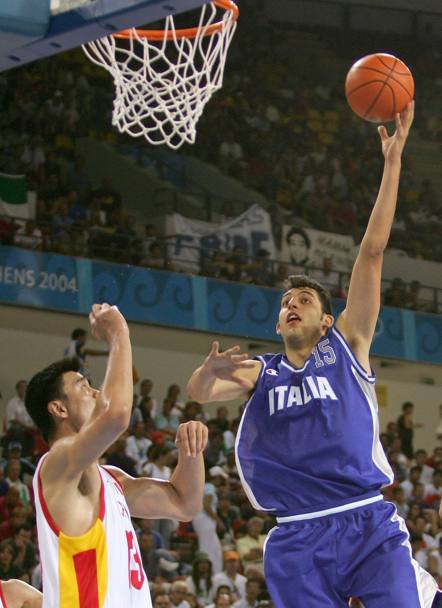 Luca Garri contro la Cina all’Olimpiade di Atene 2004 (Epa)